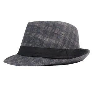 Gros plan du tissu à carreaux gris du chapeau fedora avec ruban décoratif noir