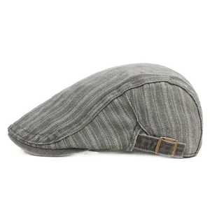 Detailansicht der gestreiften Denim-Baskenmütze mit verstellbarer Messingschnalle hinten