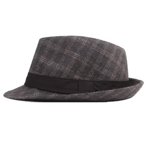 Détail du motif à carreaux rétro et du ruban noir sur le chapeau fedora en laine marron