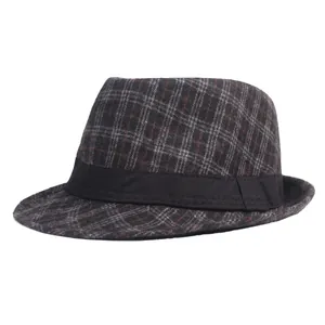 Détail du chapeau fedora à carreaux gris avec ruban noir et coutures raffinées