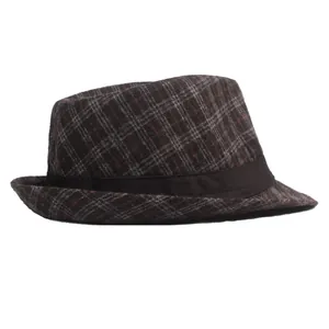 Gros plan sur le motif à carreaux classique et la laine d'un chapeau fedora vintage