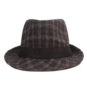 Gros plan sur un chapeau fedora en laine à carreaux marron avec ruban décoratif noir