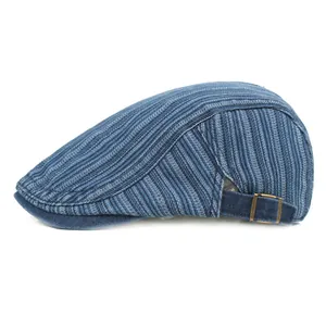 Detail der blau gestreiften Denim-Schiebermütze mit verstellbarer Schnalle und Webstruktur