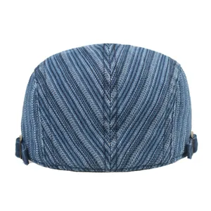 Details der Rücknaht der Denim-Baskenmütze und verstellbare Vintage-Metallschnallen