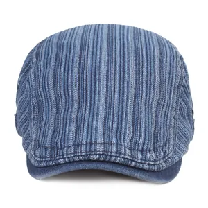 Detail der vintage dunkelblau gestreiften Denim-Schirmmütze mit vertikalem Muster und festem Schirm
