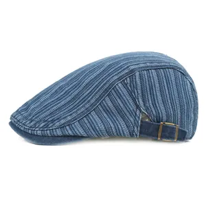 Detail der blau gestreiften Denim-Schiebermütze mit verstellbarer Vintage-Metallschnalle