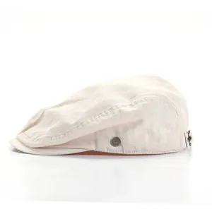 Detail van beige katoenen twill platte pet met metalen logo en verstelbare gesp
