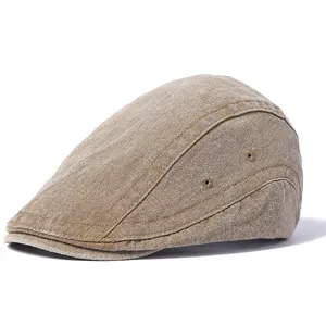 Vue latérale détaillée d'un béret marron clair montrant la texture toile et les coutures