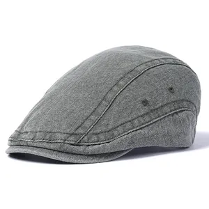 Détail d'un béret gris délavé avec œillets d'aération et coutures rétro précises