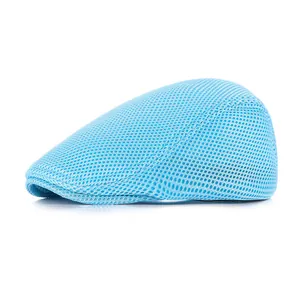 Détail de la casquette plate en maille bleu clair montrant la texture respirante