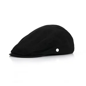 Klassieke zwarte katoenen platte pet met premium metalen embleem in een retro minimalistische stijl