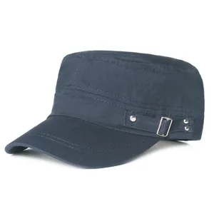 Vue détaillée du chapeau militaire bleu marine avec rivets métalliques et surpiq surpiqûres