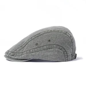 Détail du béret en toile gris délavé avec aérations latérales et boucle de réglage en métal