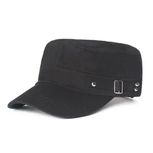 Détail d'une casquette militaire noire en coton avec boucles en métal argenté