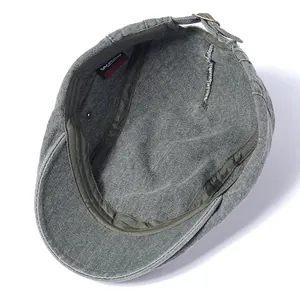 Détail de la doublure de casquette militaire en toile vert foncé avec boucle de réglage