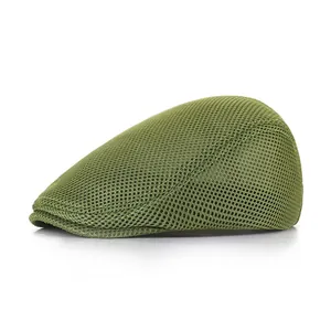 Vue latérale d'un béret en maille vert armée avec texture tricotée creuse respirante