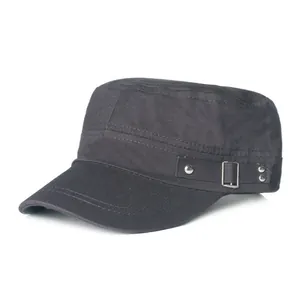 Casquette militaire en coton noir avec boucle métallique et détails de clous robustes