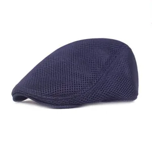 Détail montrant la texture du tissu en maille bleu marine respirant de la casquette d'été