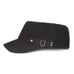 Casquette militaire noire en coton avec rivets métalliques et sangle sur fond blanc neutre