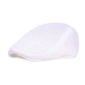 Détail du tissu en maille blanche respirante et de la texture alvéolée de la casquette plate