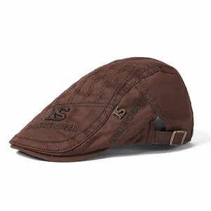 Béret classique en coton marron foncé avec broderie et boucle en métal