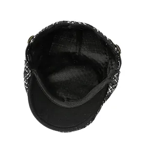 Vue intérieure du béret à carreaux d'hiver montrant la doublure douce et les finitions