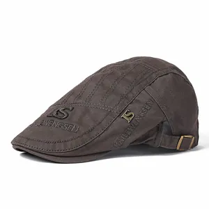 Béret classique en coton marron foncé avec broderie latérale et boucle en métal