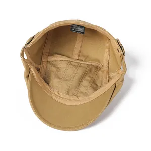 Vue détaillée de l'intérieur de la casquette en coton kaki avec étiquette et coutures