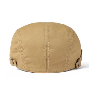 Détail de l'arrière d'une casquette plate kaki avec boucles en métal et triples coutures