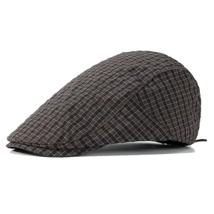 Vintage geruite ivy cap voor heren en dames met bruin en zwart ruitpatroon, retro