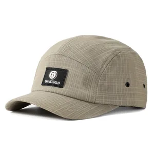 Détail de casquette 5-panel à carreaux kaki avec étiquette noire et œillets d'aération