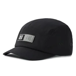 Casquette de baseball noire à cinq panneaux avec patch logo TEST et œillets d'aération