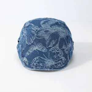 Retro Denim Baskenmütze mit blauem Schmetterlingsmuster auf weißem Hintergrund
