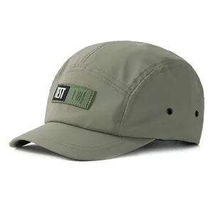 Casquette de camping à cinq panneaux vert olive avec aérations et écusson technique