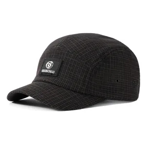 Casquette 5-panel à carreaux avec patch logo vue sous un angle de 45 degrés