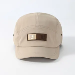 Casquette baseball 5 pans beige avec écusson en cuir marron et œillets respirants
