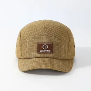 Casquette de baseball à carreaux à bord court marron clair avec design à cinq panneaux