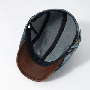 Interne structuur van gewassen denim pet met zweetband en bronzen verstelbare gesp