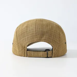 Détail de la sangle réglable arrière de la casquette 5-panel à carreaux marron