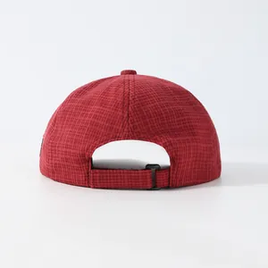 Vue détaillée de l'arrière d'une casquette à carreaux rouge foncé avec une boucle ajustable