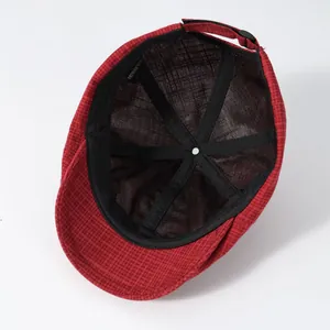Détail de l'intérieur de la casquette rouge à carreaux en coton avec sangle réglable