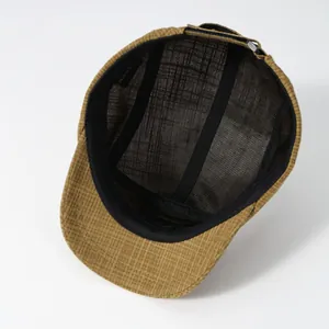 Détail de la doublure en coton et des coutures de la casquette de baseball à visière courte
