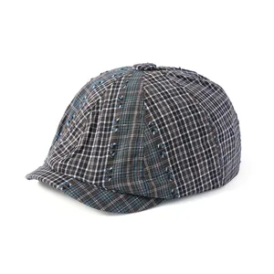 Detailopname van de geruite baret met vintage textuur en gerafelde randafwerking