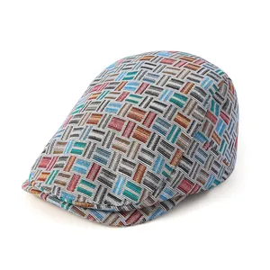 Béret rétro tissé coloré avec motif géométrique à carreaux vu de profil latéral