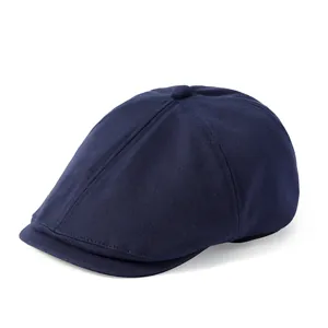 Casquette gavroche classique en sergé de coton bleu marine avec design rétro sur blanc