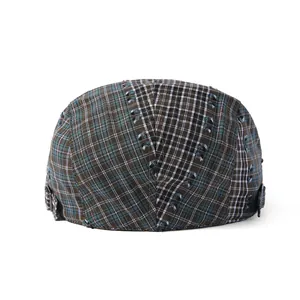 Λεπτομέρεια vintage καπέλου newsboy με σχέδιο patchwork και μεταλλική αγκράφα ρύθμισης
