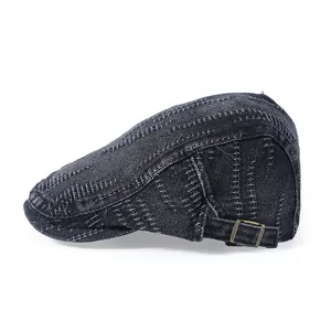 Détail de la casquette gavroche en denim usé avec boucle en métal et texture vintage