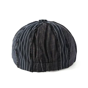 Detail van vintage patchwork baret met strepen, geruite stof en elastische band