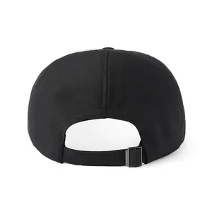 Détail d'une casquette gavroche noire en coton avec boucle métallique réglable au dos