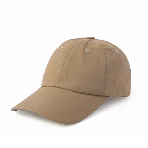 Vue détaillée d'une casquette de sport kaki à séchage rapide avec perforations en étoile